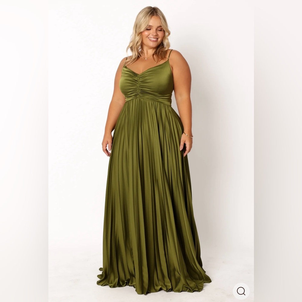 Petal & Pup Naira Pleated Maxi
Dress - Palm Green